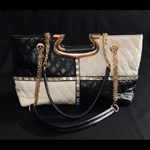 Very spacious and versatile purse with flair